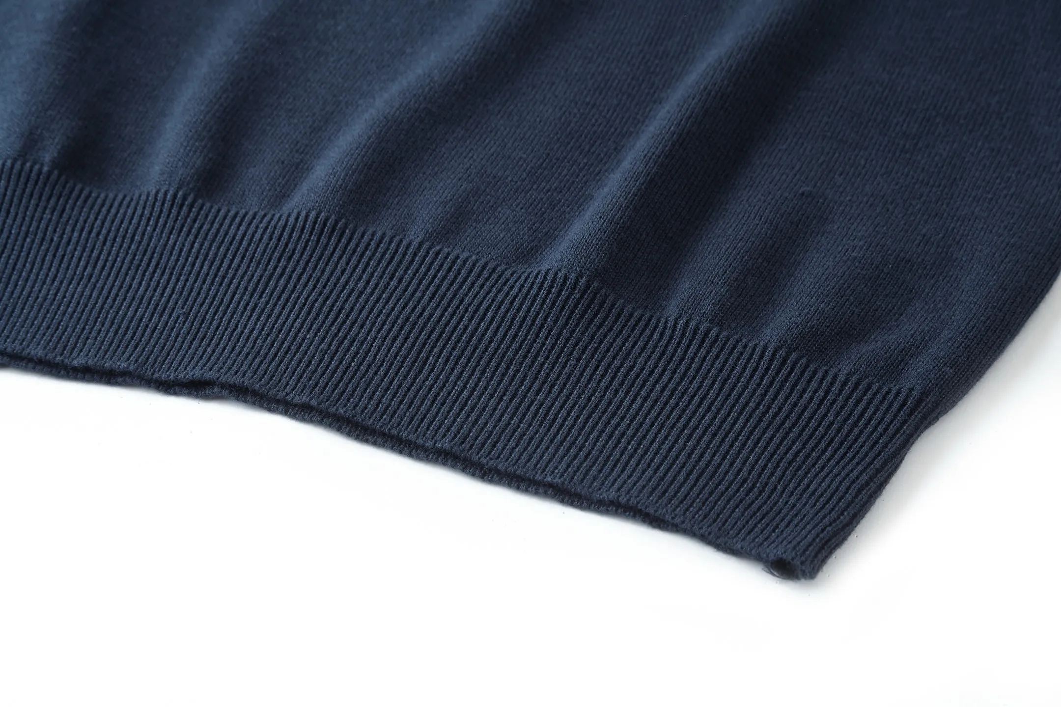 🅿️440 1v 25SS cuff jacquard crew neck sweater (navy blue) The original version was purchased for 15,100 and developed. The fabric is made of 55% cashmere fabric and 45% cotton. The fabric is soft and comfortable and does not cling to the upper body. The three-dimensional and stylish version can be worn outside or as a base layer. The fabric is washed frequently to fix the pattern and color. The jacquard is made of professional point jacquard on wool looms imported from Germany, and is reproduced from the original 1:1 scanned pattern. This round-neck pullover is made of soft cashmere in trendy tones and features Monogram elements on the ribbed knitted cuffs. It goes well with a variety of looks. Size:S-M-L-XL
